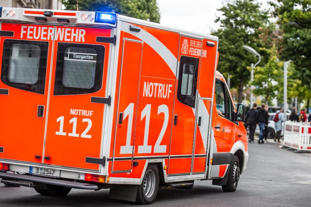 Krankenwagen der Berliner Feuerwehr (Symbolbild): Bei einem Verkehrsunfall wurde ein 22-Jähriger schwer verletzt.