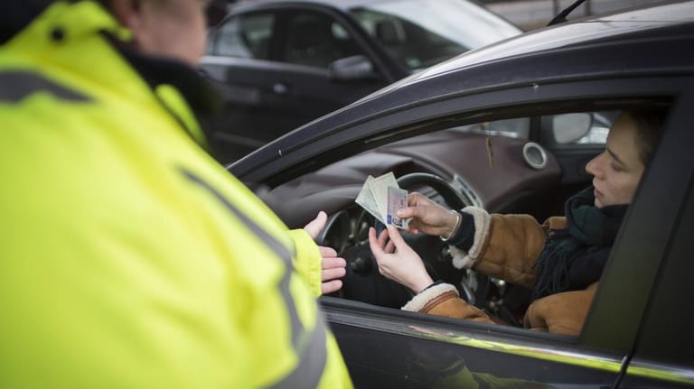 Polizeikontrolle: Viele Autofahrer kennen die Verkehrsregeln deutlich schlechter als sie denken.