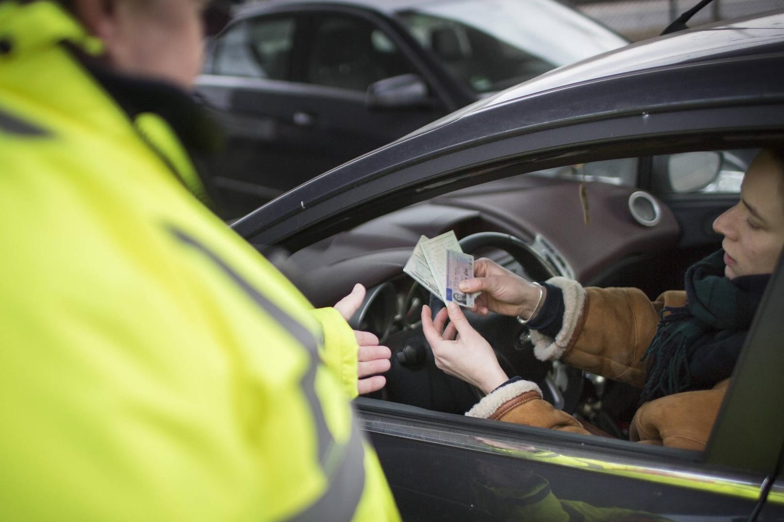 Polizeikontrolle: Viele Autofahrer kennen die Verkehrsregeln deutlich schlechter als sie denken.