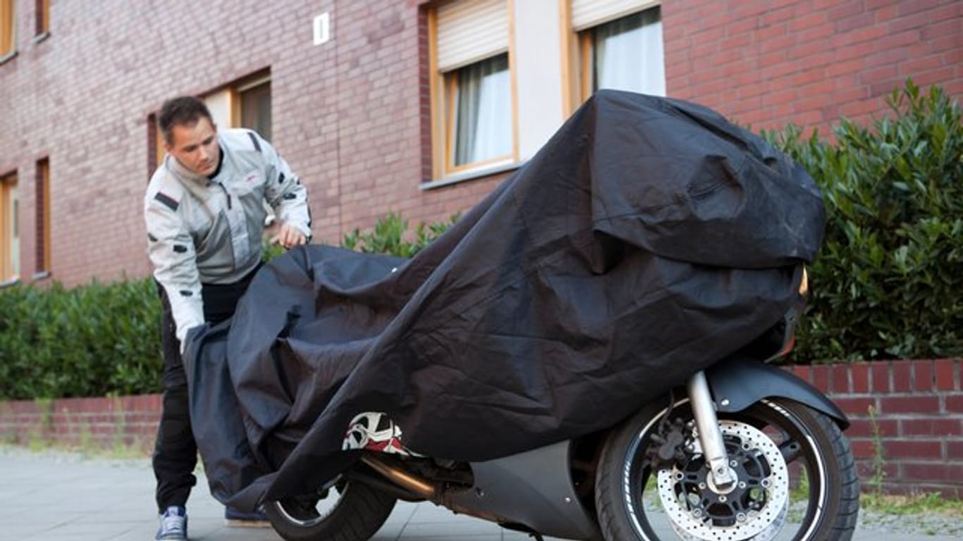 Die Zeitschrift "Motorrad" hat zwölf Abdeckplanen für draußen von rund 13 bis 108 Euro unter die Lupe genommen.