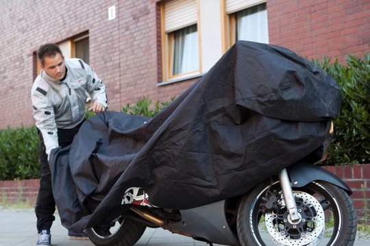 Die Zeitschrift "Motorrad" hat zwölf Abdeckplanen für draußen von rund 13 bis 108 Euro unter die Lupe genommen.