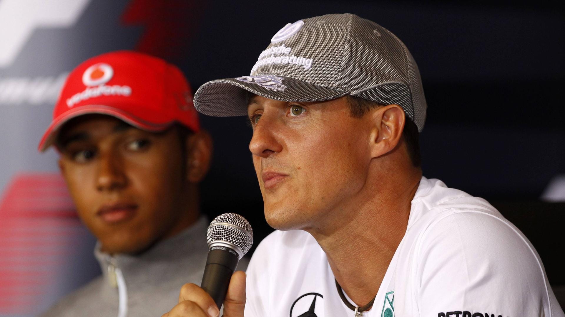 Lewis Hamilton (l.) und sein Kindheitsidol Michael Schumacher (r.) im Jahr 2010: Damals stand erst ein Titel auf dem Konto des Briten.