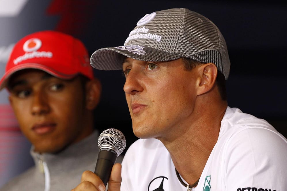 Lewis Hamilton (l.) und sein Kindheitsidol Michael Schumacher (r.) im Jahr 2010: Damals stand erst ein Titel auf dem Konto des Briten.