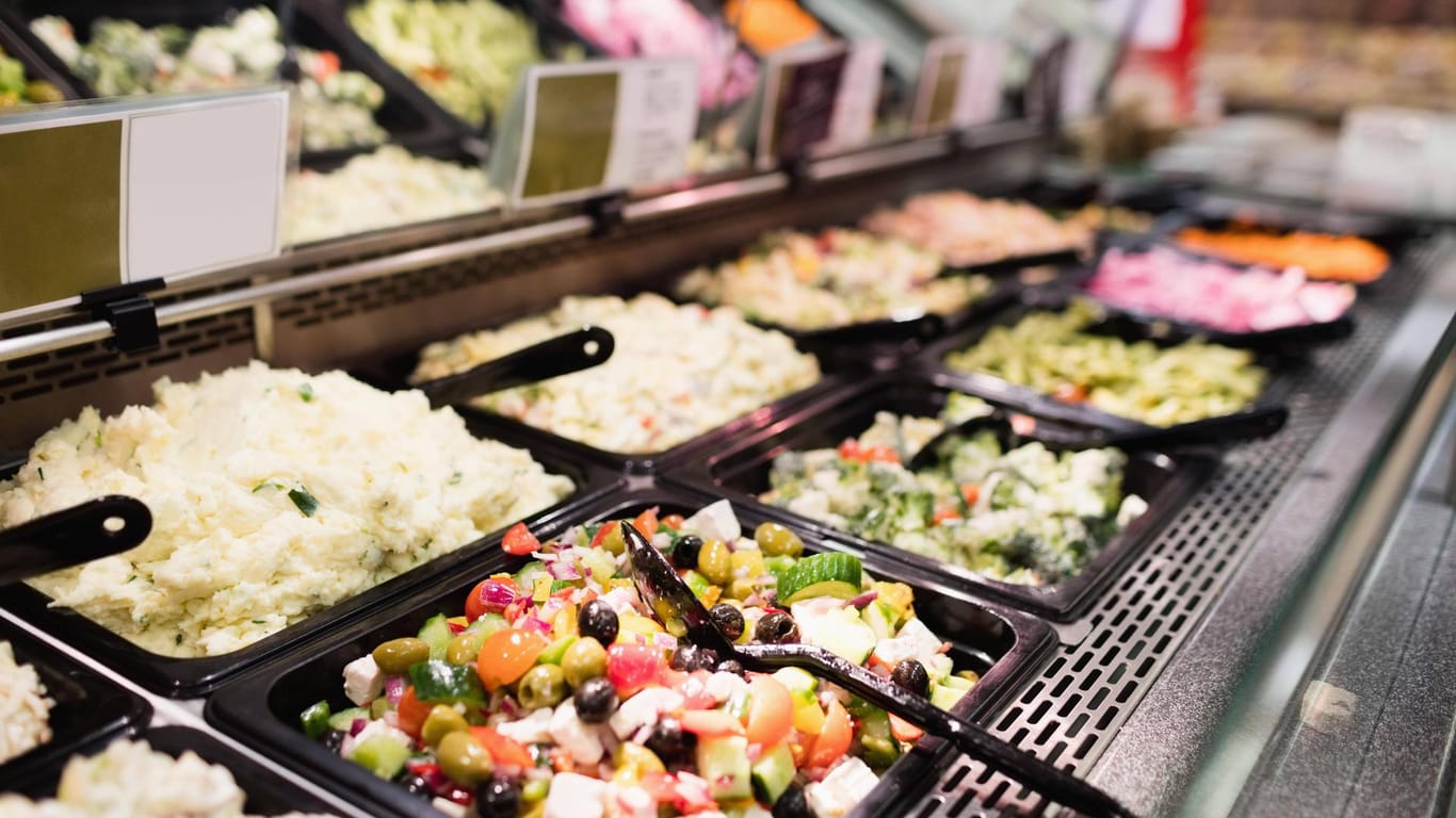 Eine Salattheke in einem Supermarkt: In Essen hat sich ein Mann den Mund mit Salat vollgestopft.