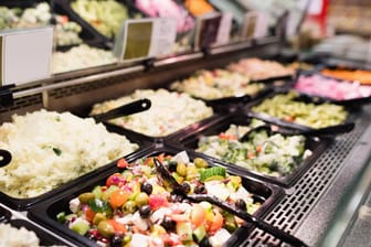 Eine Salattheke in einem Supermarkt: In Essen hat sich ein Mann den Mund mit Salat vollgestopft.