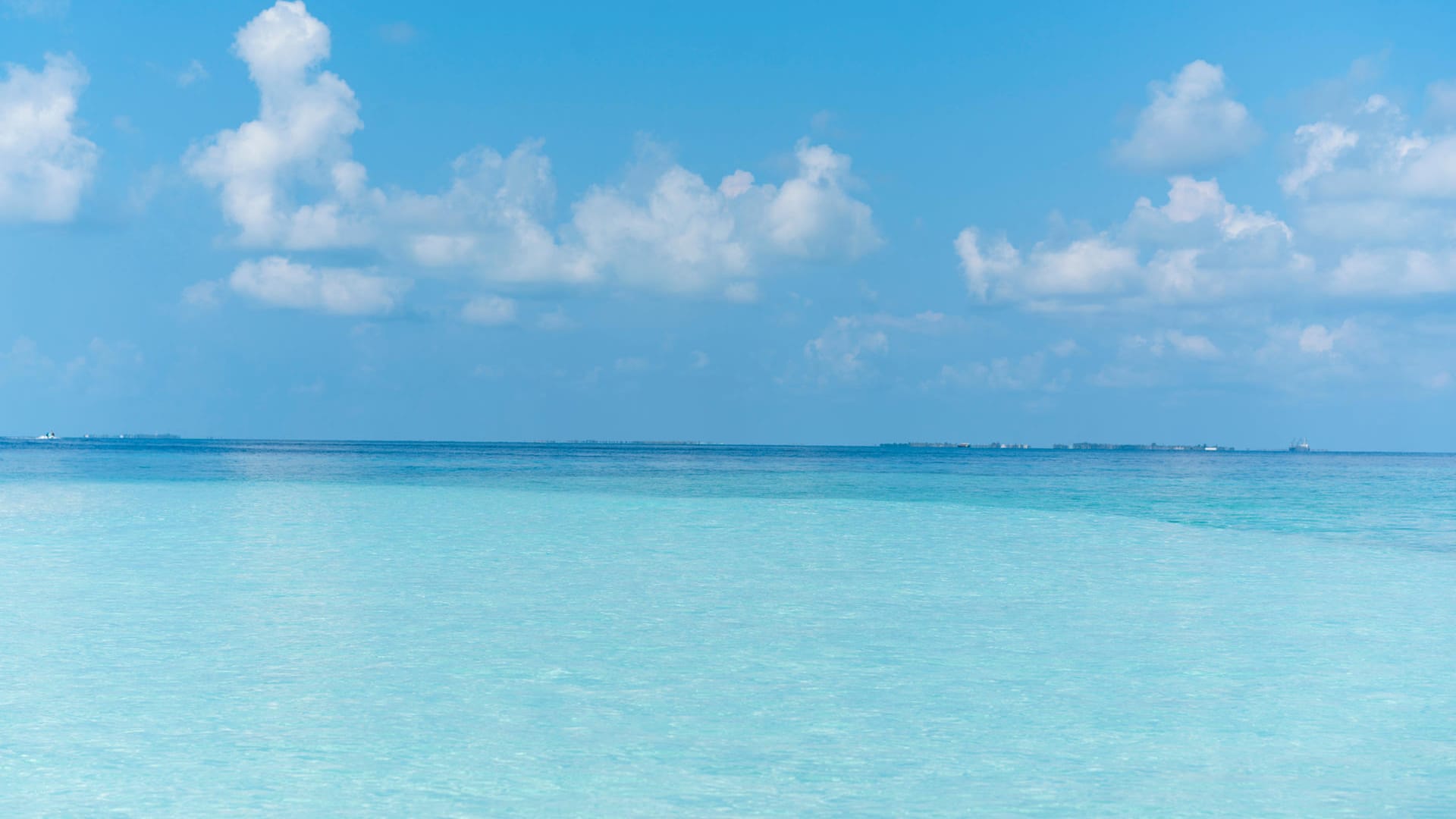 Urlaubsparadies Malediven: Türkisfarbenes Wasser, strahlend blauer Himmel, weiße Strände – für viele ein zu teures Traumreiseziel. Doch es gibt inzwischen Möglichkeiten, das Paradies günstig zu erleben.