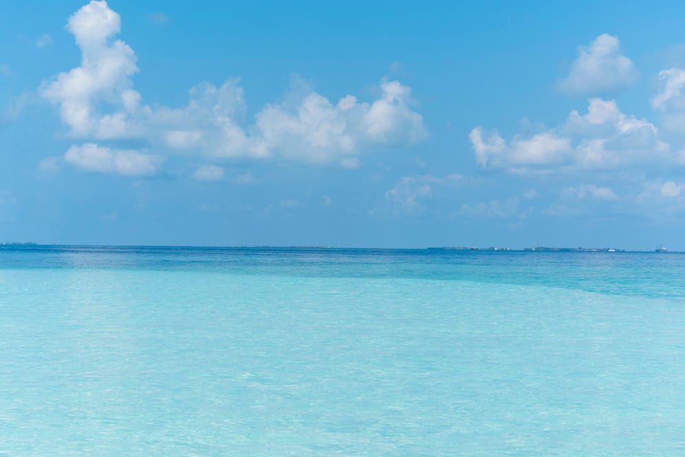 Urlaubsparadies Malediven: Türkisfarbenes Wasser, strahlend blauer Himmel, weiße Strände – für viele ein zu teures Traumreiseziel. Doch es gibt inzwischen Möglichkeiten, das Paradies günstig zu erleben.
