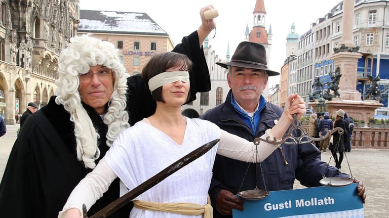 Demonstration 2017 in München zugunsten von Benedikt Toth, rechts ist das Justizopfer Gustl Mollath zu sehen.