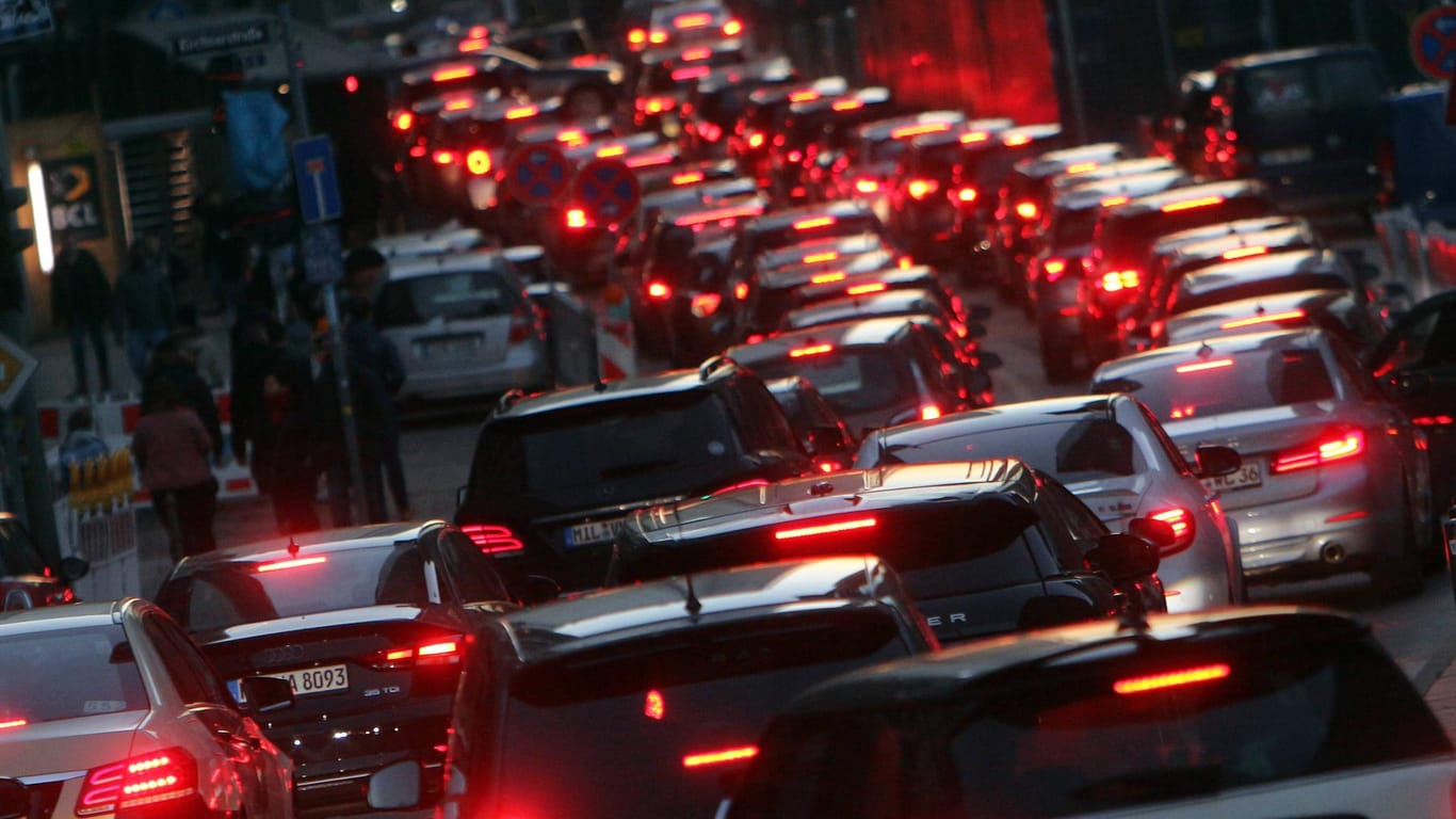 Stau: Vor allem während der Rushhour sinkt das Verkehrstempo in unseren Großstädten drastisch.
