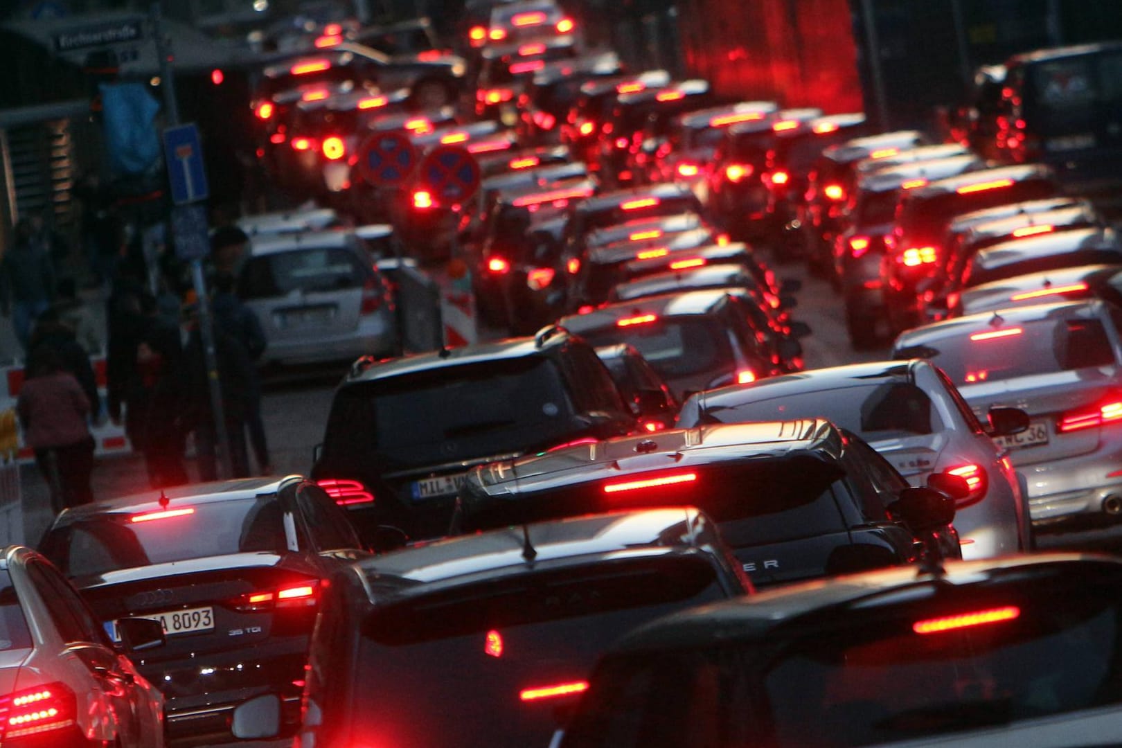 Stau: Vor allem während der Rushhour sinkt das Verkehrstempo in unseren Großstädten drastisch.