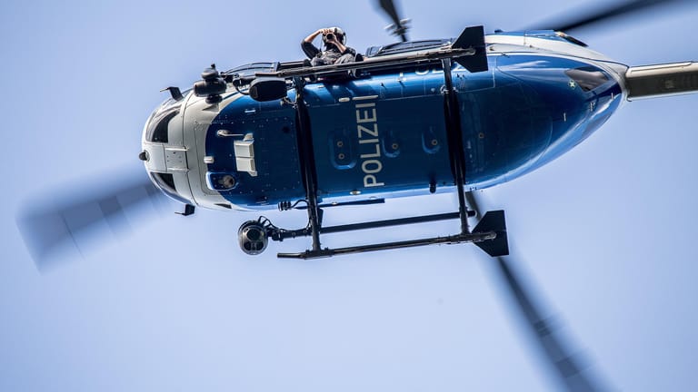 Ein Polizeihubschrauber: Die Polizei suchte mit einem Helikopter nach dem Mann – vergeblich. (Symbolbild)