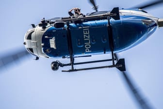 Ein Polizeihubschrauber: Die Polizei suchte mit einem Helikopter nach dem Mann – vergeblich. (Symbolbild)