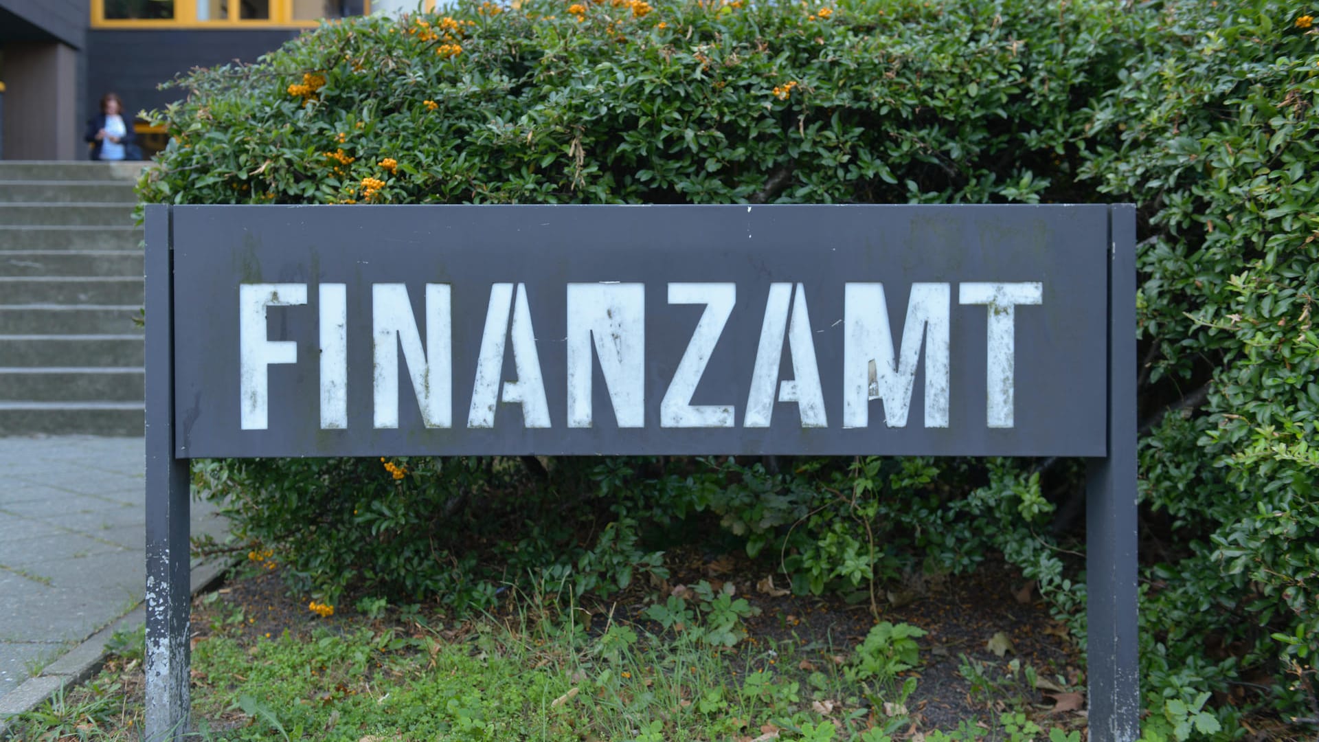 Finanzamt: In den kommenden Jahren steht Bund, Ländern und Kommunen weniger Geld zur Verfügung als vorhergesagt wurde. Finanzamt: In den kommenden Jahren steht Bund, Ländern und Kommunen weniger Geld zur Verfügung als vorhergesagt wurde.