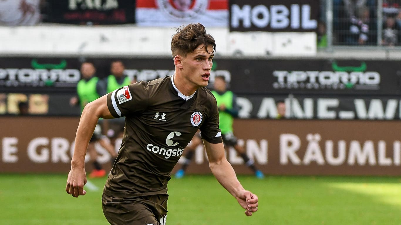 Luca Zander läuft dem Ball nach: Der FC St. Pauli trifft heute auf Eintracht Frankfurt.