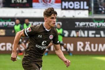 Luca Zander läuft dem Ball nach: Der FC St. Pauli trifft heute auf Eintracht Frankfurt.