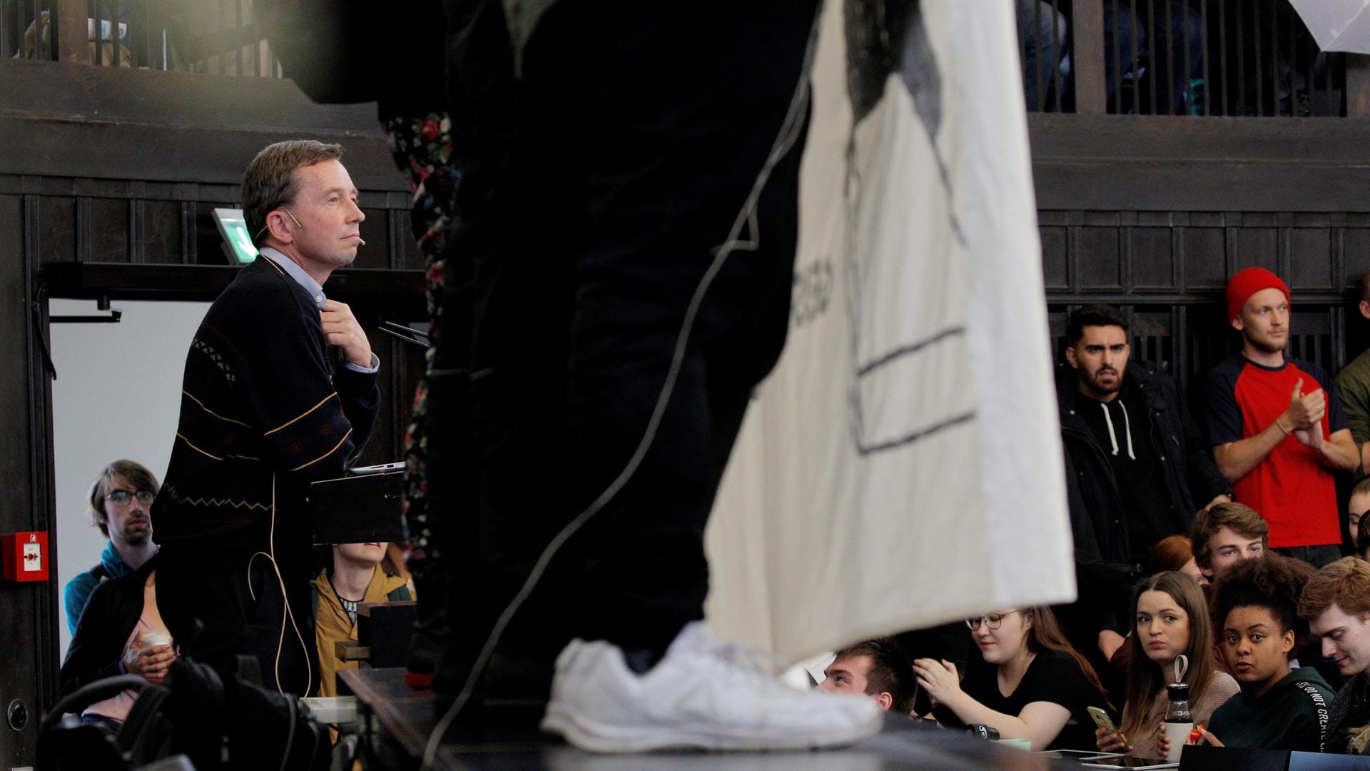 AfD-Gründer Bernd Lucke versucht, an der Universität Hamburg seine Antritts-Vorlesung zu halten.