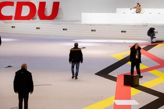 Schwarze, rote und gelbe Farbbahnen vor dem Logo der CDU: Die Fraktion entschied sich einstimmig dafür, eine rot-rot-grüne Koalition nicht zu dulden. (Archivbild)