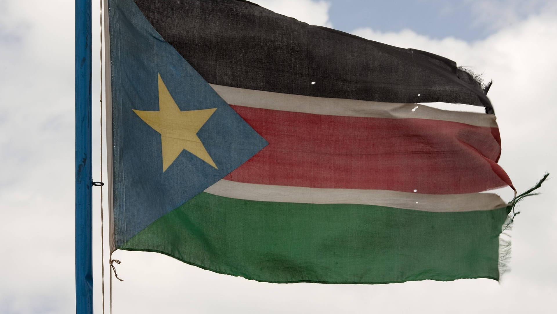 Die südsudanische Flagge: Seit 2013 herrscht Bürgerkrieg in dem afrikanischen Land. (Archivbild)