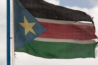 Die südsudanische Flagge: Seit 2013 herrscht Bürgerkrieg in dem afrikanischen Land. (Archivbild)