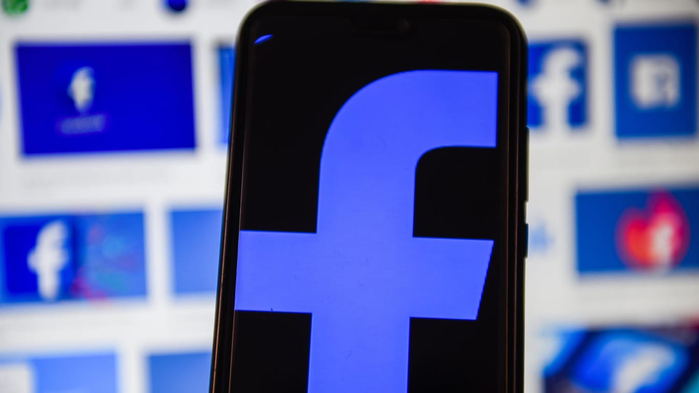 Das Facebook-Logo auf einem Smartphone: "Sexuelle Emojis" sind auf der Plattform verboten.