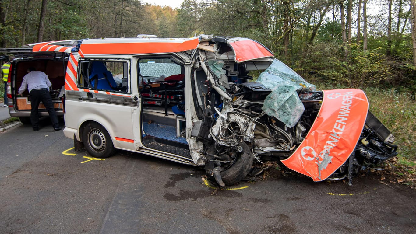 Der zerstörte Krankenwagen nach dem Unfall: Der 83-Jährige starb, der Fahrer und seine Kollegin kamen mit schweren Verletzungen ins Krankenhaus.