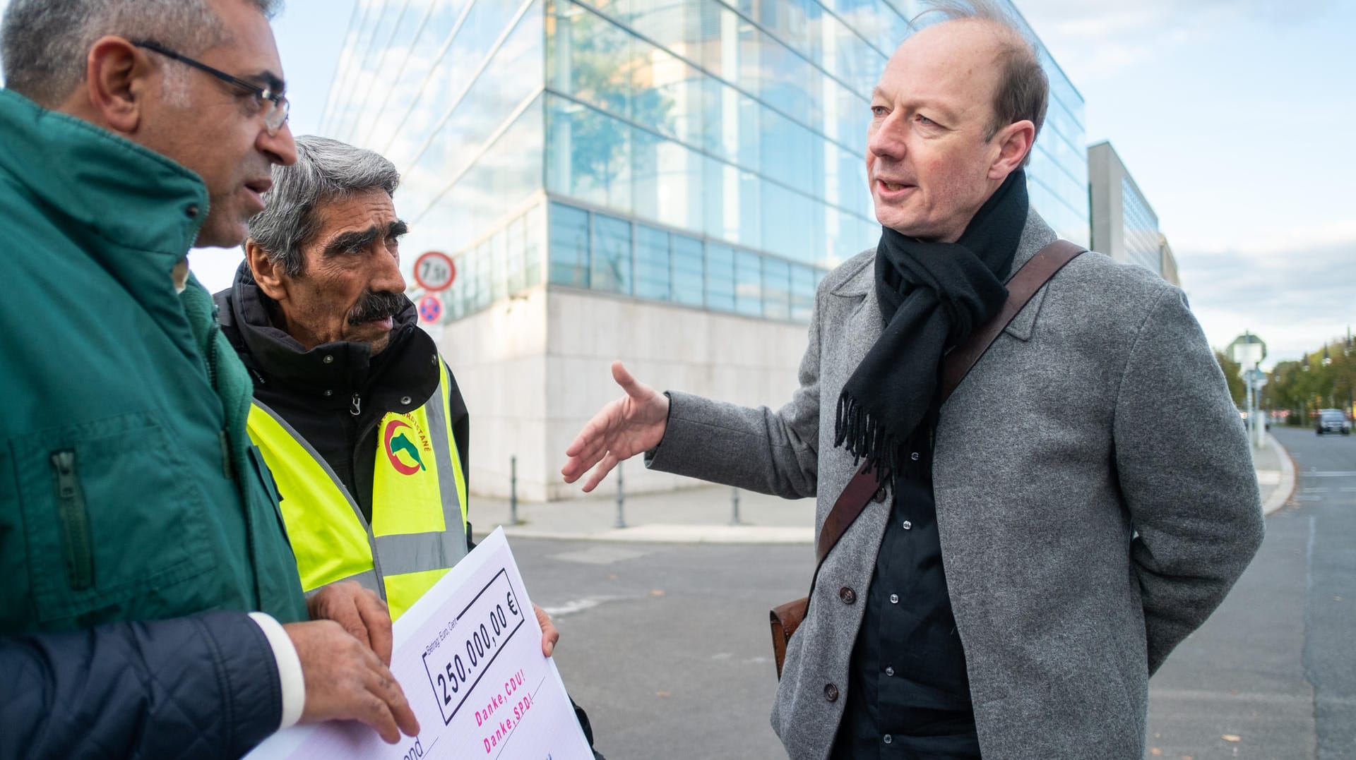 Martin Sonneborn spricht mit Vahdettin Kilic und Muharrem Aral, die bei der kurdischen Hilfsorganisation Heyva Sor a Kurdistane arbeiten.