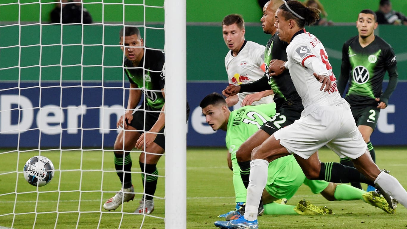 Wolfsburgs Keeper Pervan (u.) konnte den Führungstreffer der Leipziger nicht verhindern.