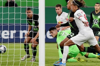 Wolfsburgs Keeper Pervan (u.) konnte den Führungstreffer der Leipziger nicht verhindern.
