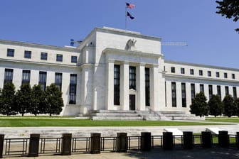 Die US-Notenbank Fed: Zum dritten Mal in Folge hat sie den Leitzins gesenkt.