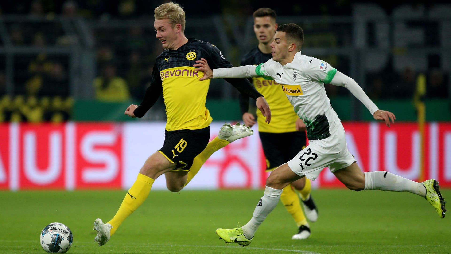 Starke Vorstellung: Julian Brandt (l.) war gegen Gladbach mit zwei Treffern der entscheidende Akteur.