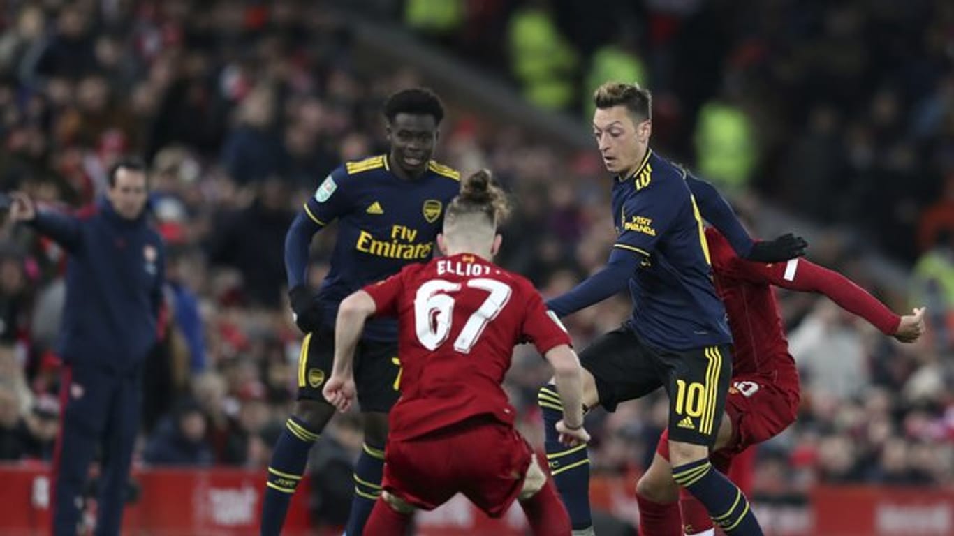 Mesut Özil (r) hatte mit dem FC Arsenal gegen den FC Liverpool im Liga-Pokal das Nachsehen.