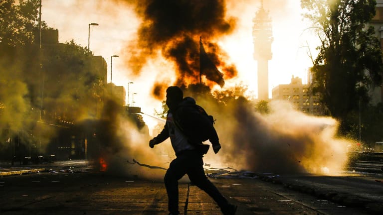 Während der Demonstrationen in Santiago de Chile kommt es zu Straßenschlachten mit der Polizei.