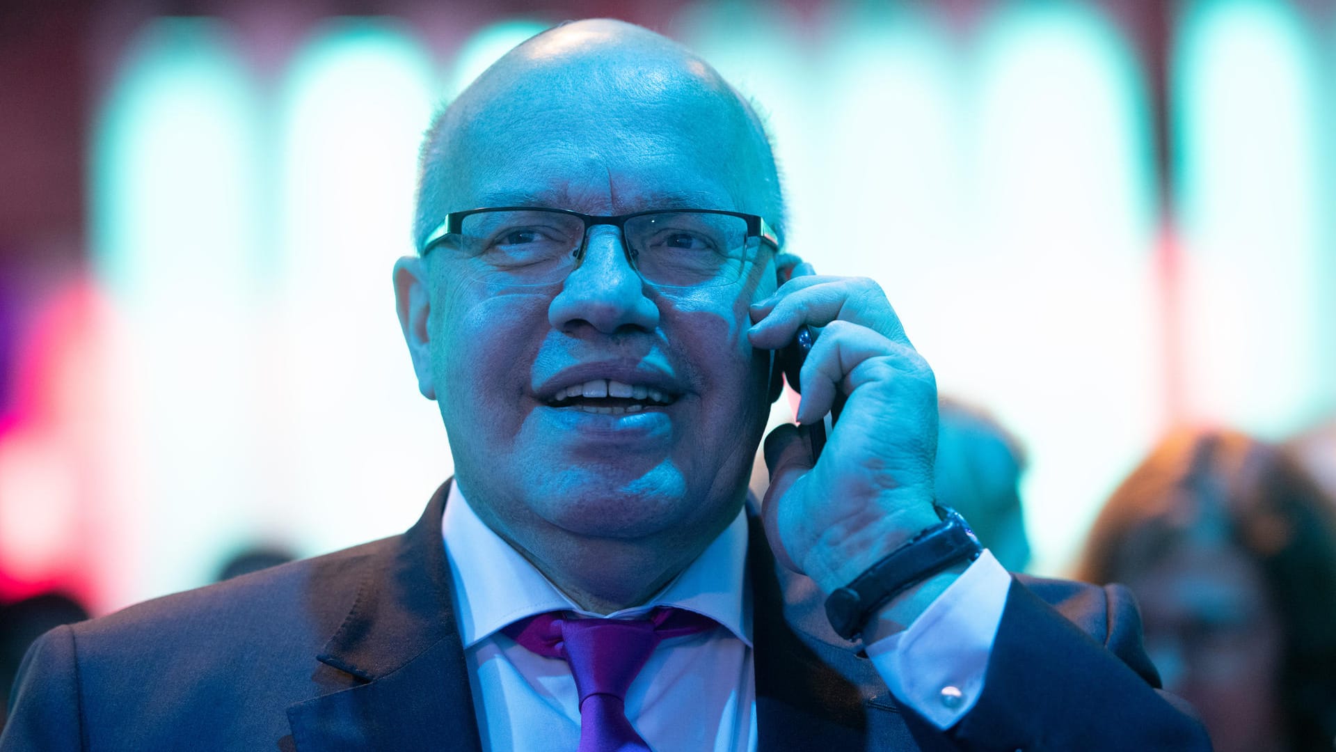 Peter Altmaier vor seinem Unfall: Beim Digitalgipfel in Dortmund stürzte der Minister beim Gang von der Bühne.