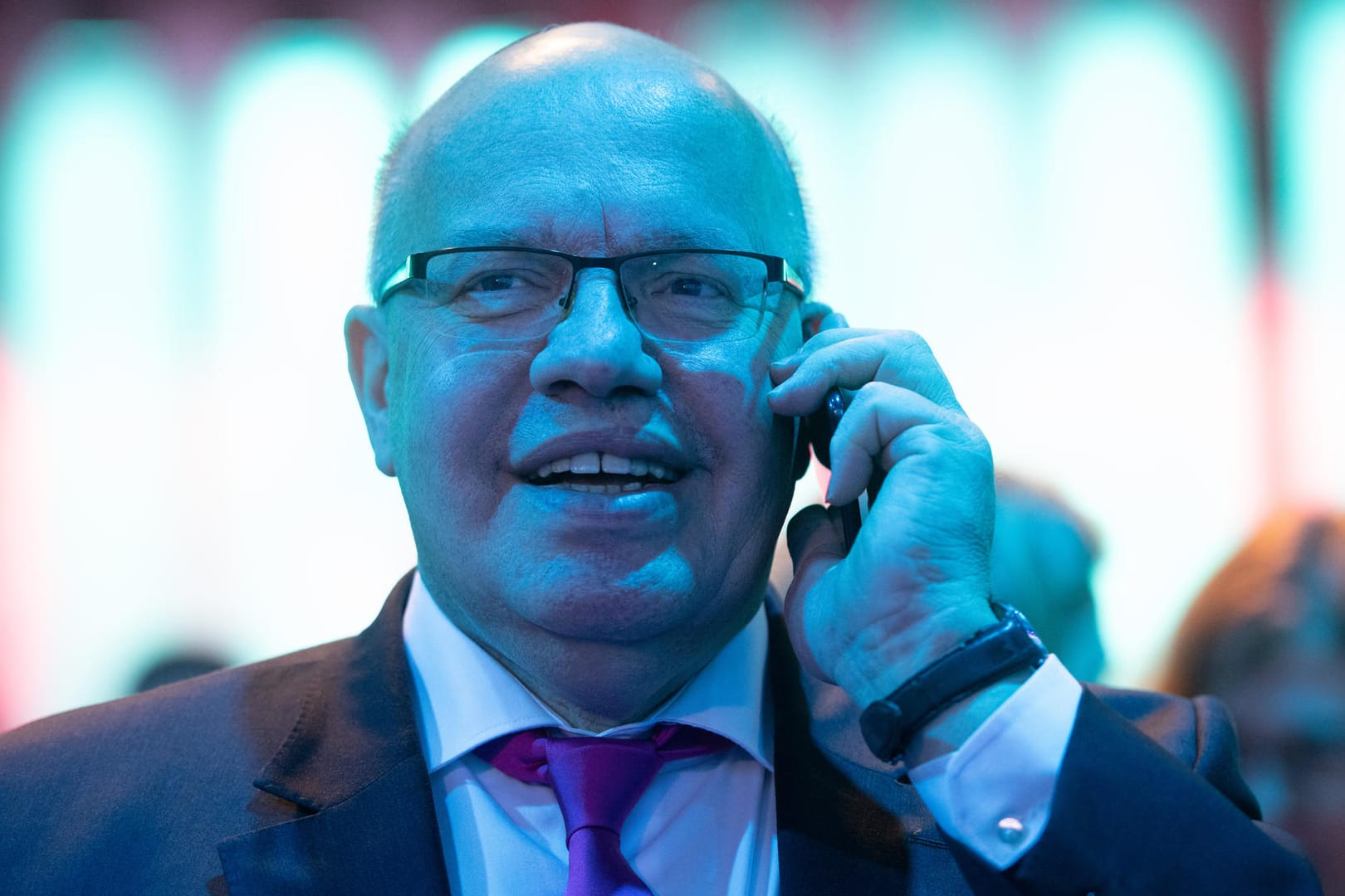 Peter Altmaier vor seinem Unfall: Beim Digitalgipfel in Dortmund stürzte der Minister beim Gang von der Bühne.