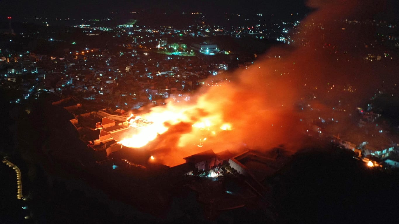 Die historische Burg Shuri steht in Flammen: Die zum Weltkulturerbe gehörende Burg in Japan ist einem Brand zum Opfer gefallen.