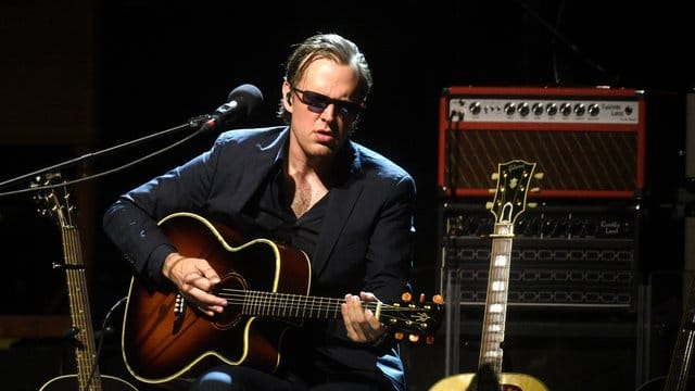 Anzug und Brille - ein Muss: Joe Bonamassa.