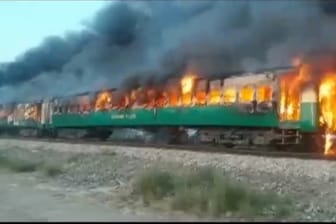 Brennender Zug in Pakistan: Wie viele Menschen bei dem Unglück starben, ist bislang unklar.