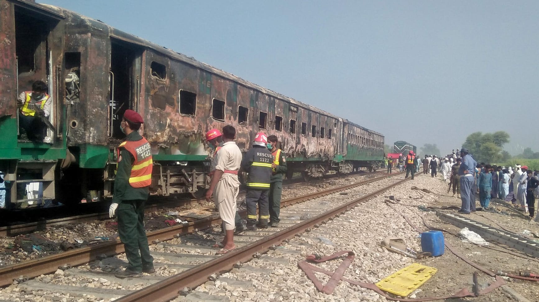 Der Unglücksort nahe der Stadt Rahim Yar Khan im Südosten Pakistans: Die Helfer befürchten noch weitere Opfer in den ausgebrannten Waggons.