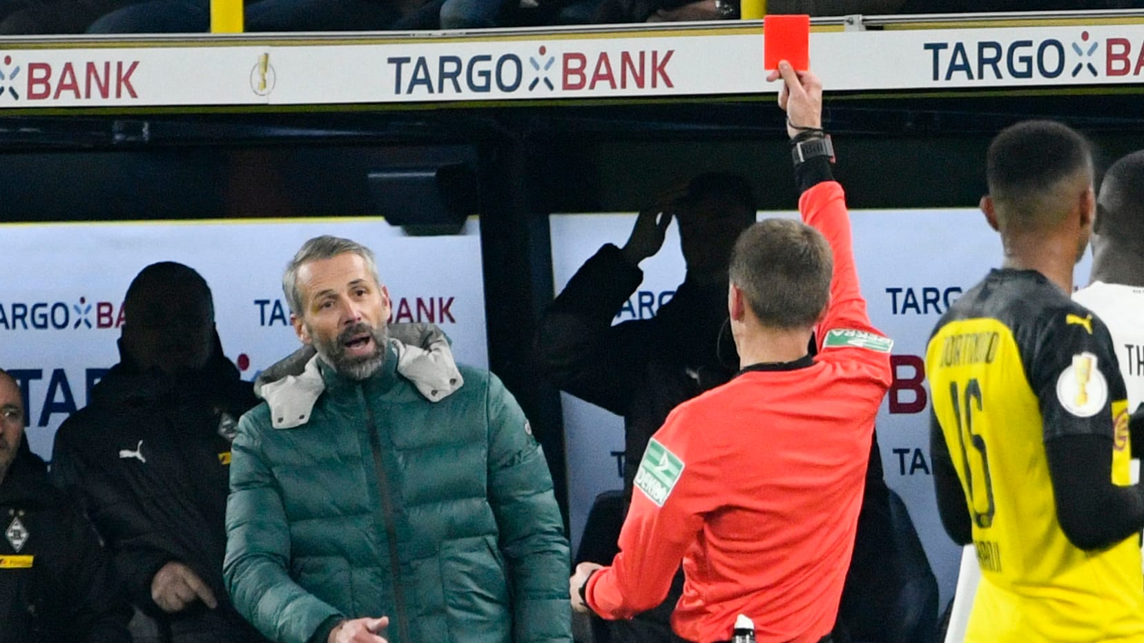 Marco Rose (l.) sieht Rot: Der Gladbach-Trainer wurde von Schiedsrichter Benjamin Cortus auf die Tribüne verbannt.