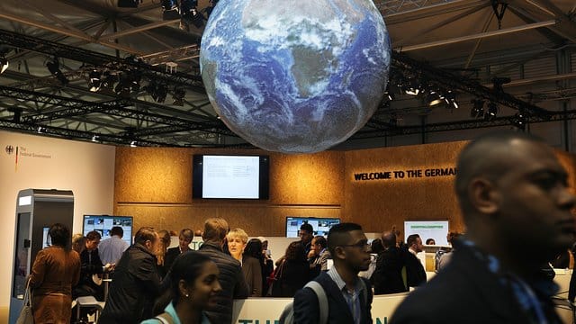 Eine Weltkugel hängt auf der Weltklimakonferenz auf dem deutschen Pavillion in Bonn. Eine Weltkugel hängt auf der Weltklimakonferenz auf dem deutschen Pavillion in Bonn.