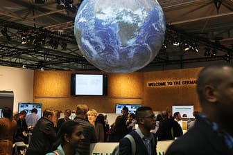Eine Weltkugel hängt auf der Weltklimakonferenz auf dem deutschen Pavillion in Bonn.