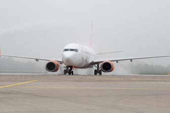 Flugzeug auf dem Rollfeld: 50 Boeing-Maschinen des Typs 737NG dürfen zurzeit nicht starten.