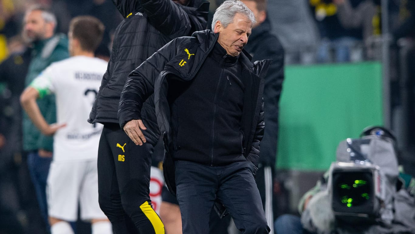 Lucien Favre: Der BVB-Trainer leidet seit wenigen Tagen an einem Muskelfaserriss.