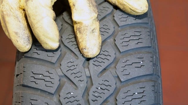 Beim Wechsel von Sommer- auf Winterreifen müssen Autofahrer das Profil genau prüfen. Beim Wechsel von Sommer- auf Winterreifen müssen Autofahrer das Profil genau prüfen.
