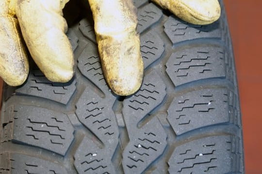 Beim Wechsel von Sommer- auf Winterreifen müssen Autofahrer das Profil genau prüfen.