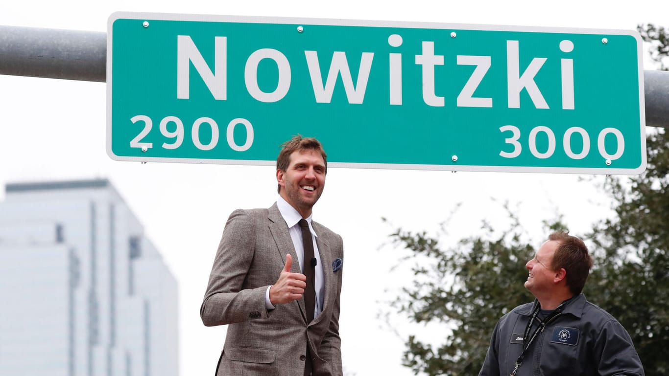 Dirk Nowitzki: Der ehemalige NBA-Basketballspieler für die Dallas Mavericks enthüllte das Schild für eine nach ihm benannte Straße.