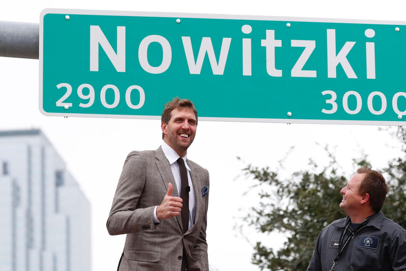 Dirk Nowitzki: Der ehemalige NBA-Basketballspieler für die Dallas Mavericks enthüllte das Schild für eine nach ihm benannte Straße.