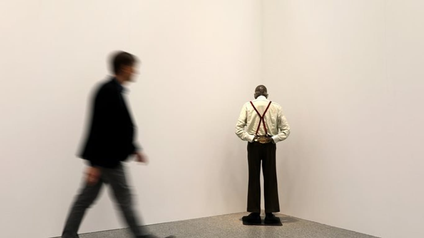 Ein Mann geht an der Installation "Martin, ab in die Ecke und schäm Dich" von Martin Kippenberger vorbei.