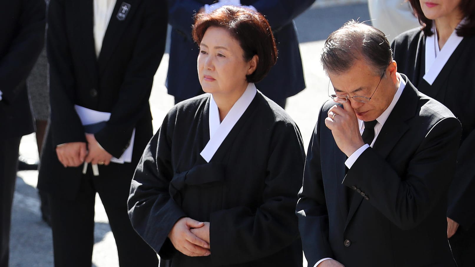 Südkoreas Präsident Moon Jae In wischt sich eine Träne aus dem Auge: Das Staatsoberhaupt und seine Frau sind hier bei der Beisetzung von Moon Jae Ins Mutter zu sehen.