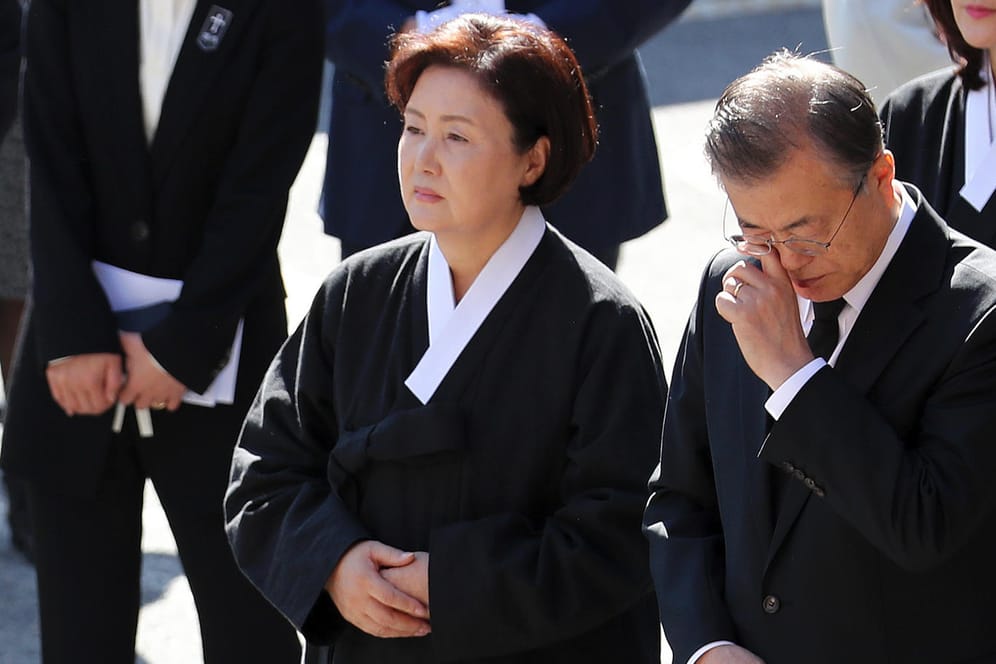 Südkoreas Präsident Moon Jae In wischt sich eine Träne aus dem Auge: Das Staatsoberhaupt und seine Frau sind hier bei der Beisetzung von Moon Jae Ins Mutter zu sehen.